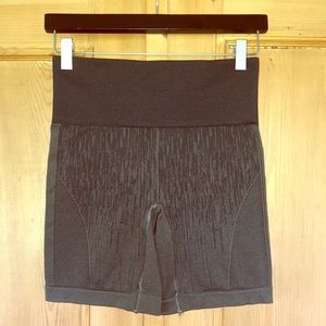 Lululemon Sculpt Short in Gator Green/Black, Sz 6